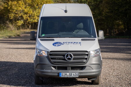 Frontalansicht eines weißen Scherer-Reisen Mercedes Benz VIP-Sprinter SR410 .