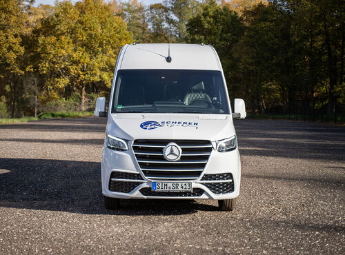 Frontalansicht eines weißen Scherer-Reisen VIP Sprinters.