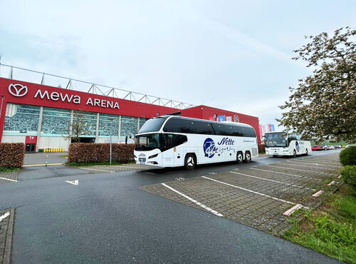 Zwei Busse von Nette-Reisen vor der Mewa Arena in Mainz.