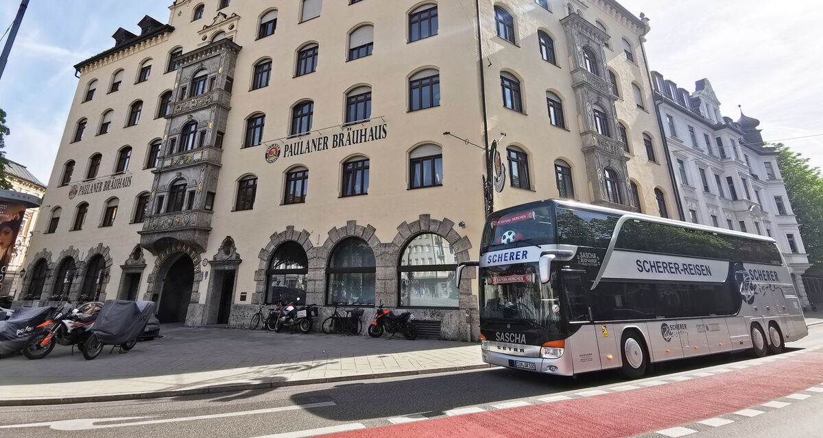 Saschas silberner Doppeldeckerbus neben dem Paulaner Bräuhaus in Münschen.