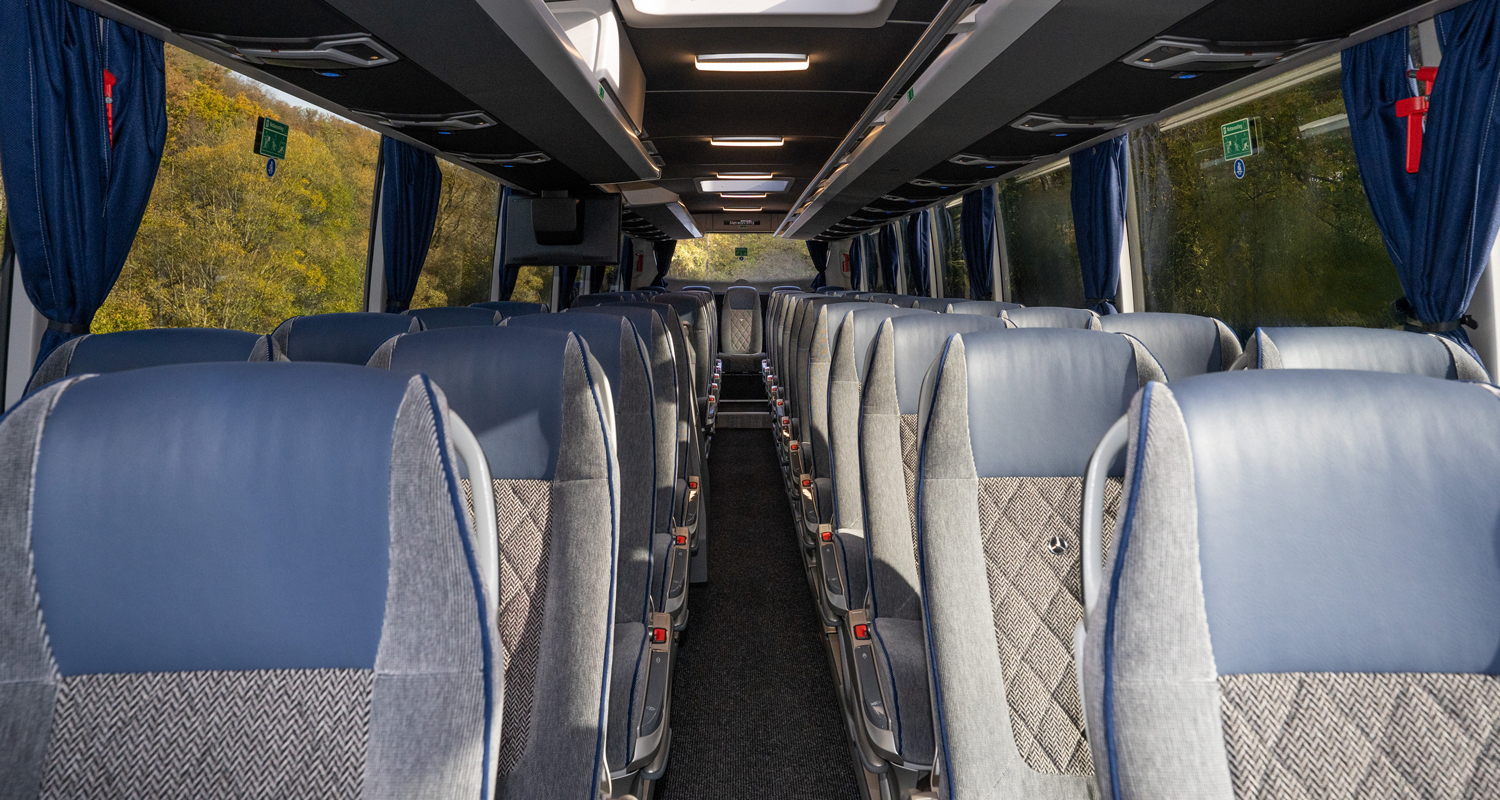 Innenraum eines Scherer-Reisebusses mit allen Sitzreihen.