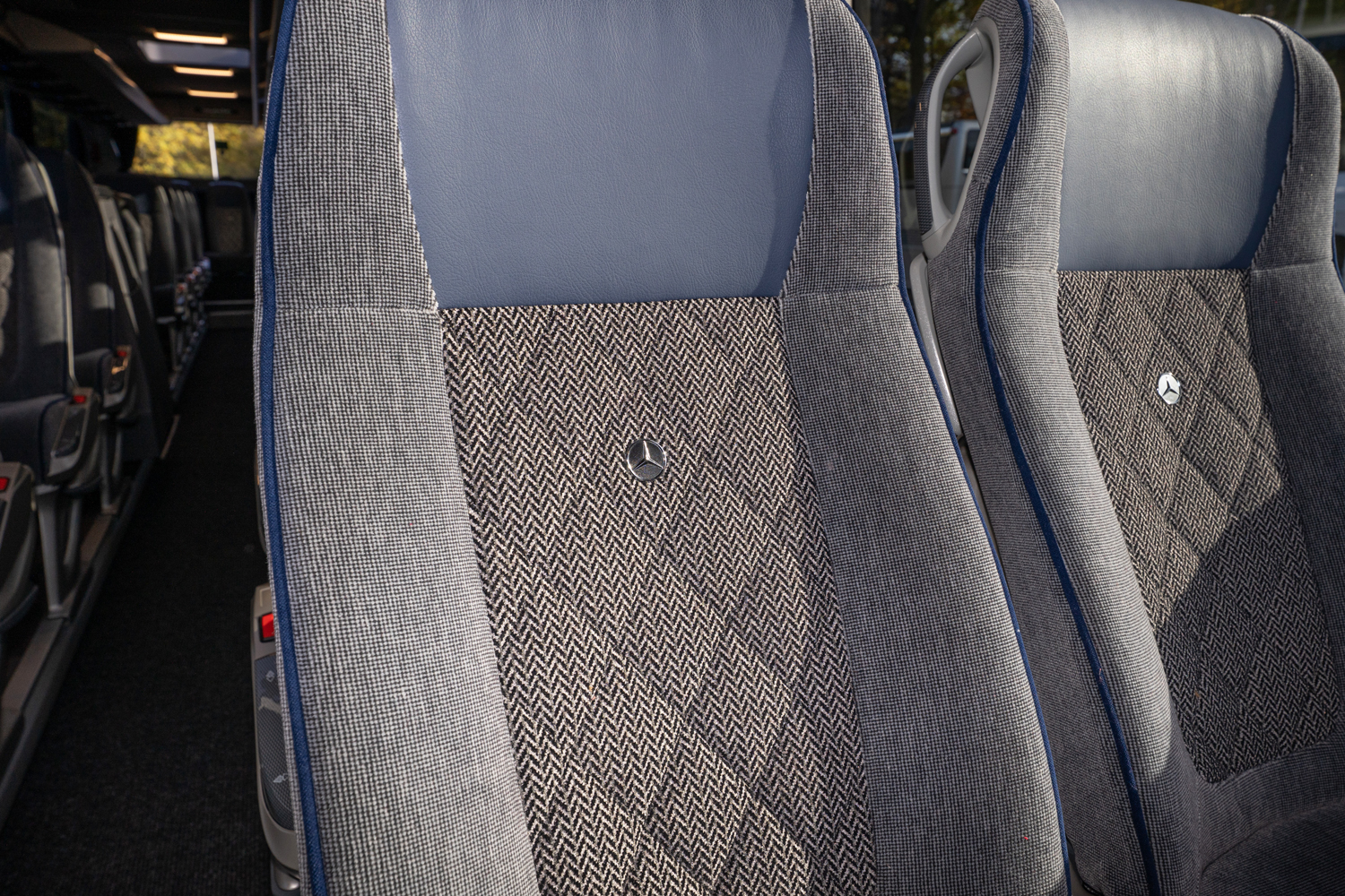 Nahansicht einer Sitzreihe von einem Scherer-Reisen Bus.