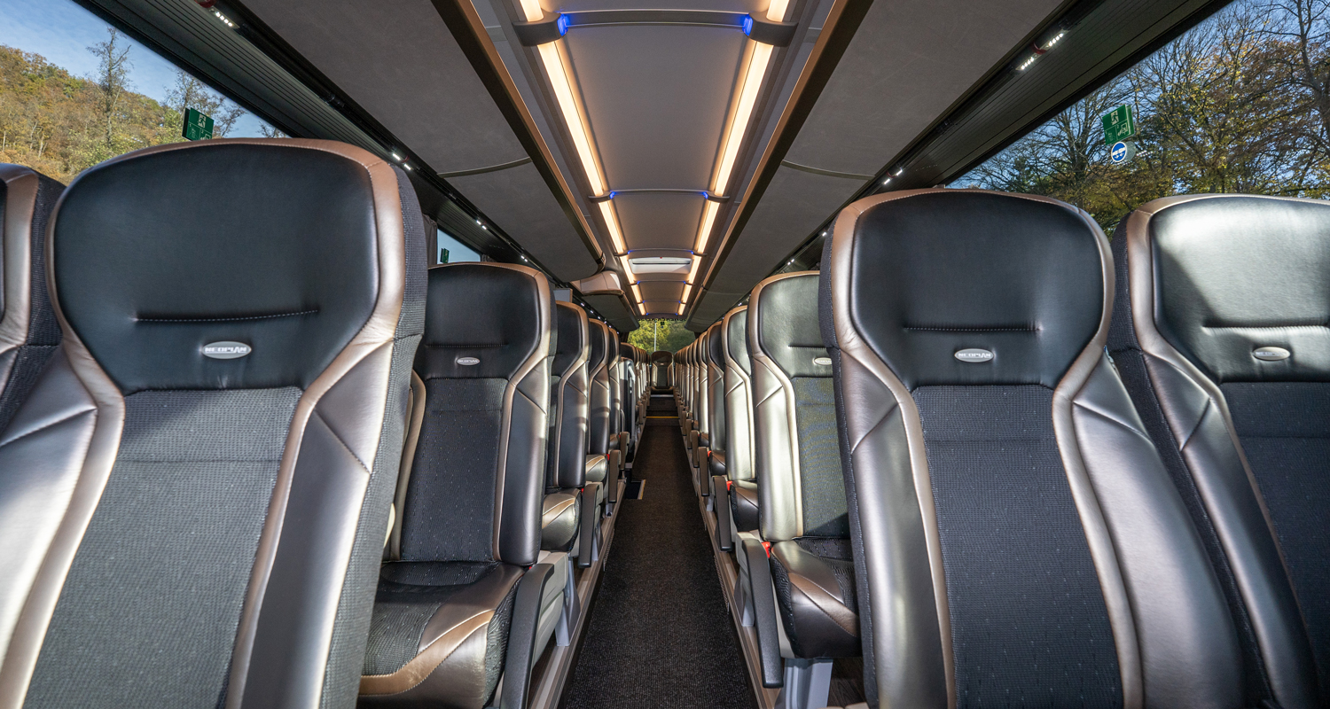 Innenraum eines Scherer-Reisebusses mit allen Sitzreihen.