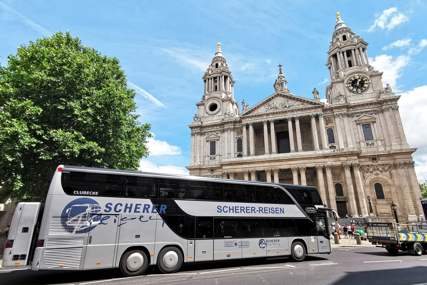 Seitenansicht von Saschas silbernem Doppeldeckerbus vor der St Paul’s Cathedral in London