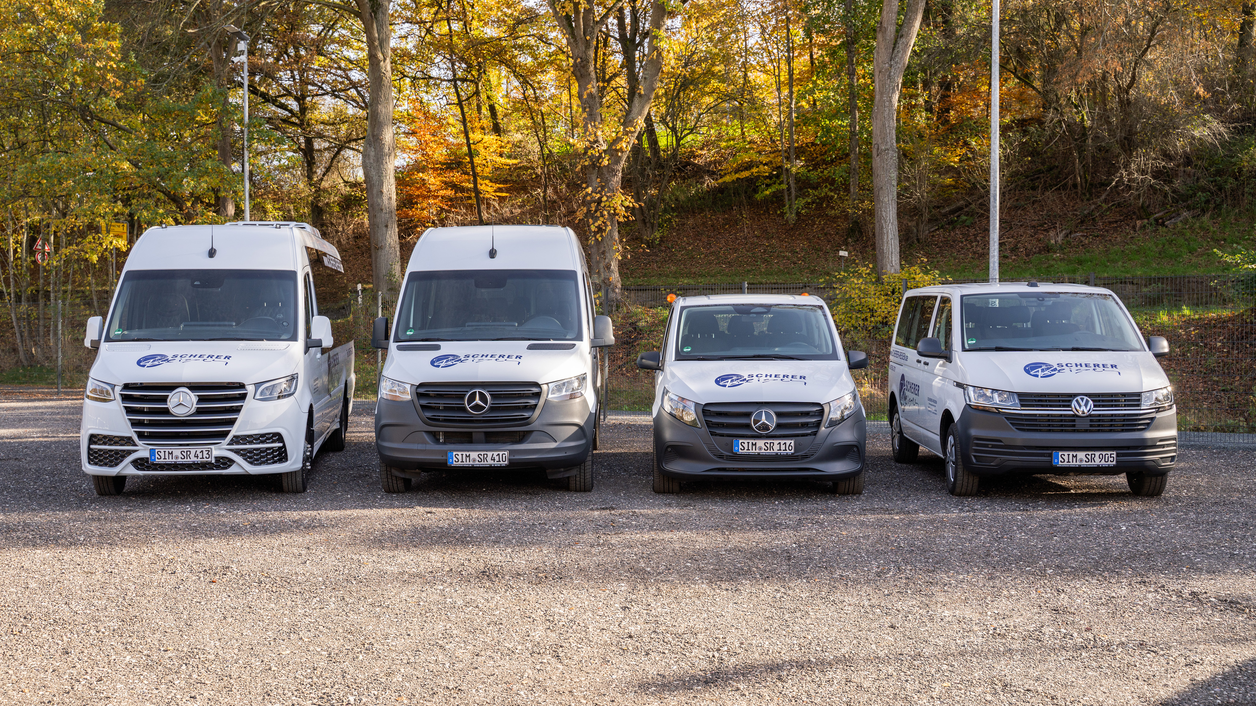 Frontalansicht verschiedener Scherer-Reisen Transporter.