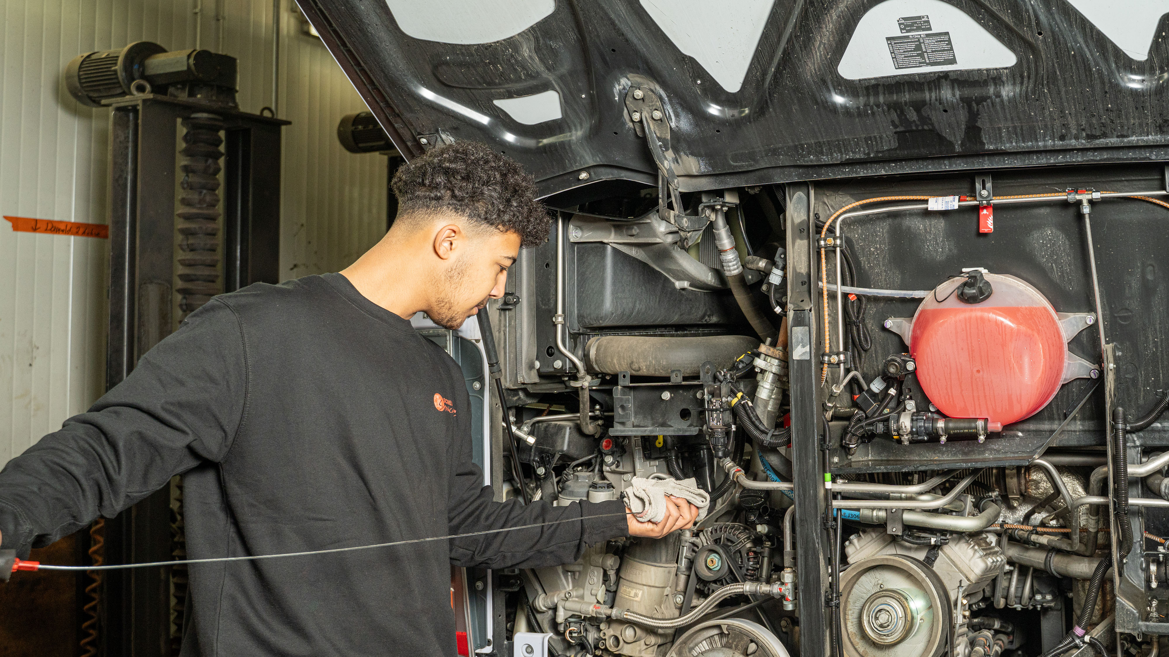 Mann arbeitet an der Technik eines Scherer-Reisen Fahrzeuges.